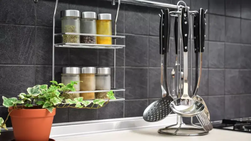 Como organizar temperos na cozinha de forma prática e funcional