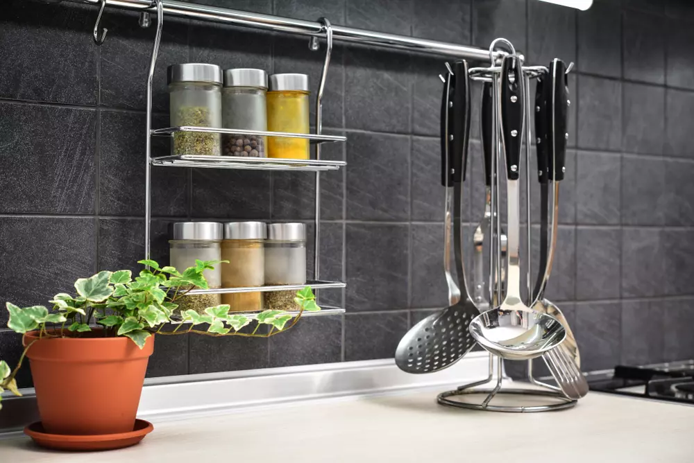 Como organizar temperos na cozinha de forma prática e funcional