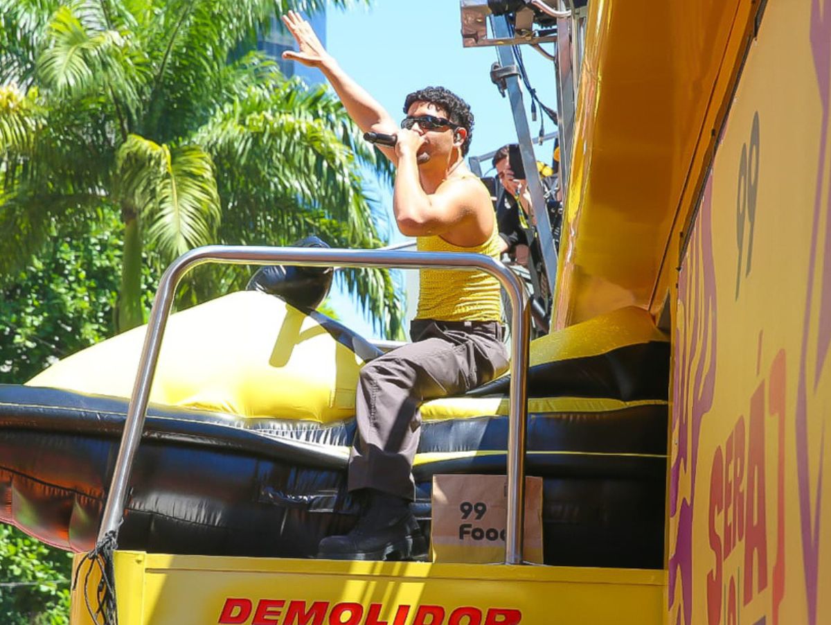 Pedro Sampaio desembarca de jetski no megabloco de Ivete Sangalo no Carnaval do Rio