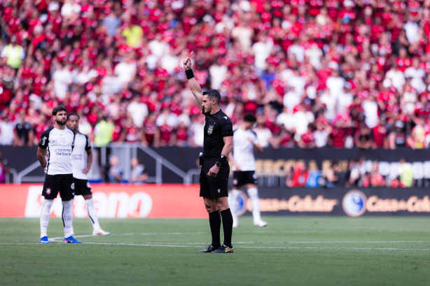 CBF divulga análise das decisões do VAR sobre expulsão de Carrascal e gol de Yuri Alberto