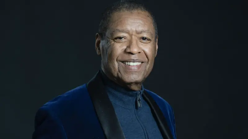 Ron Kenoly, cantor gospel americano, morre aos 81 anos