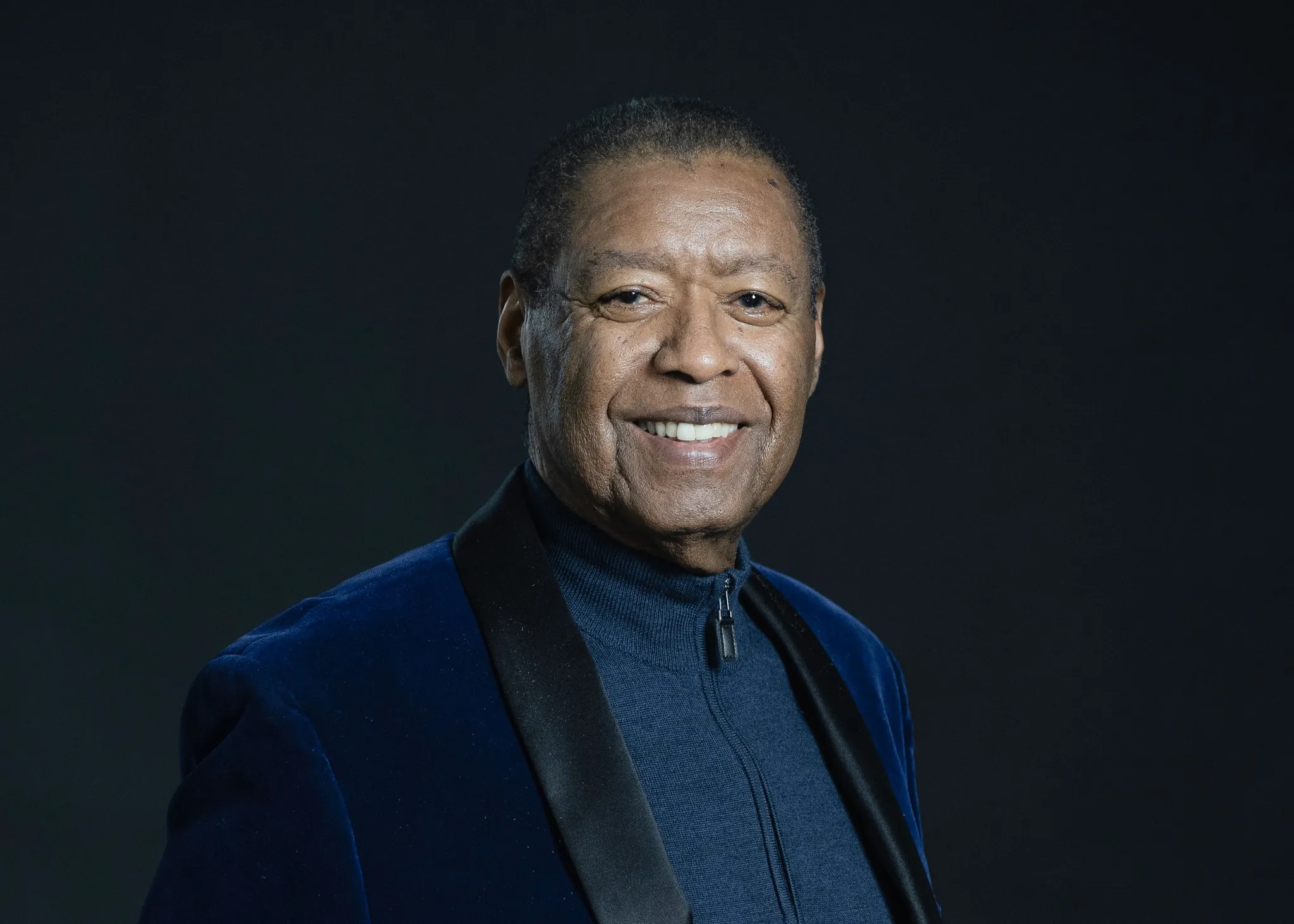 Ron Kenoly, cantor gospel americano, morre aos 81 anos