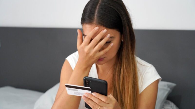 Compras em redes sociais impulsionam endividamento, aponta estudo