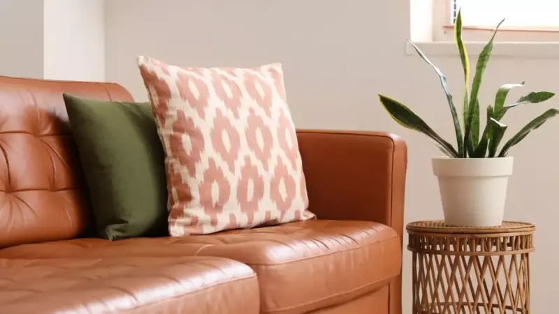 Como aplicar couro na decoração para ambientes leves e modernos
