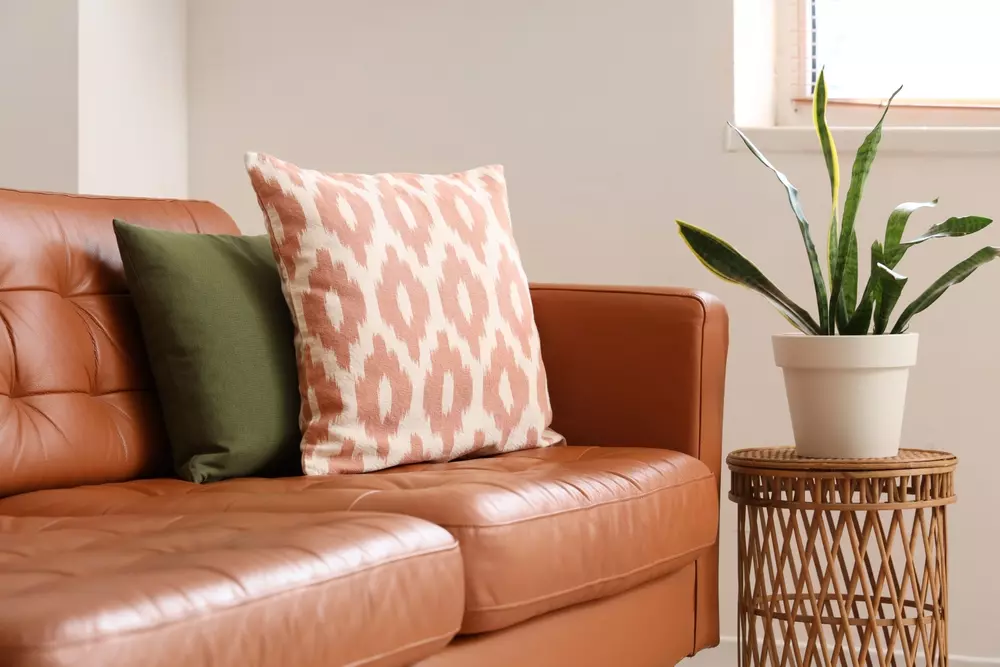 Como aplicar couro na decoração para ambientes leves e modernos