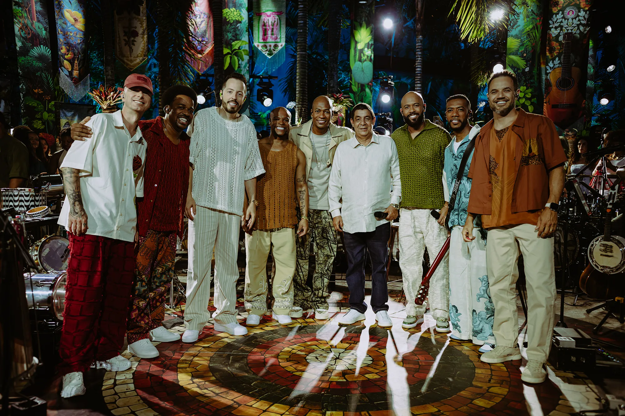 Conheça turma do pagode canta o repertório de zeca pagodinho em álbum com o calor e a espontaneidade das rodas de samba