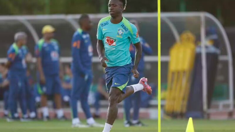 Vini Jr. denuncia racismo em duelo entre Real Madrid e Benfica; árbitro aciona protocolo da UEFA