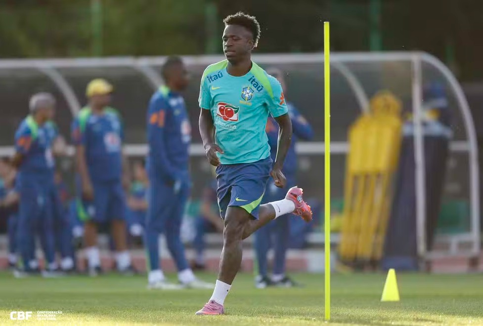 Vini Jr. denuncia racismo em duelo entre Real Madrid e Benfica; árbitro aciona protocolo da UEFA