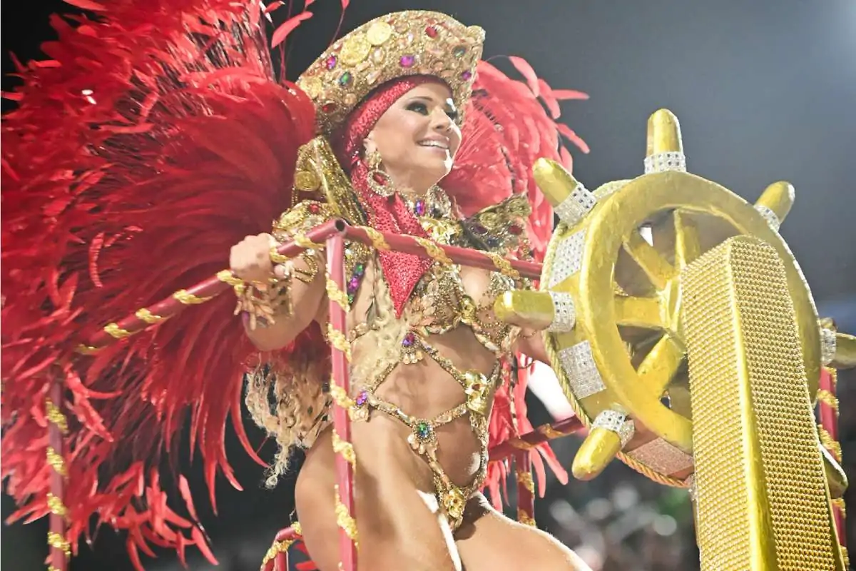 Viviane Araújo lidera cortejo do Salgueiro e fecha o Carnaval 2026 na Sapucaí