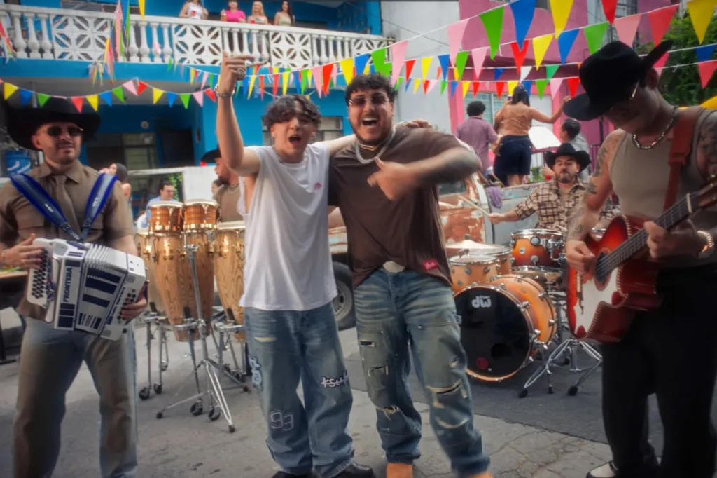 No Capea de Xavi e Grupo Frontera atinge o topo do Latin Airplay da Billboard
