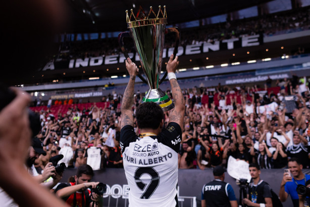 Yuri Alberto sela status de ídolo do Corinthians com três títulos em 12 meses