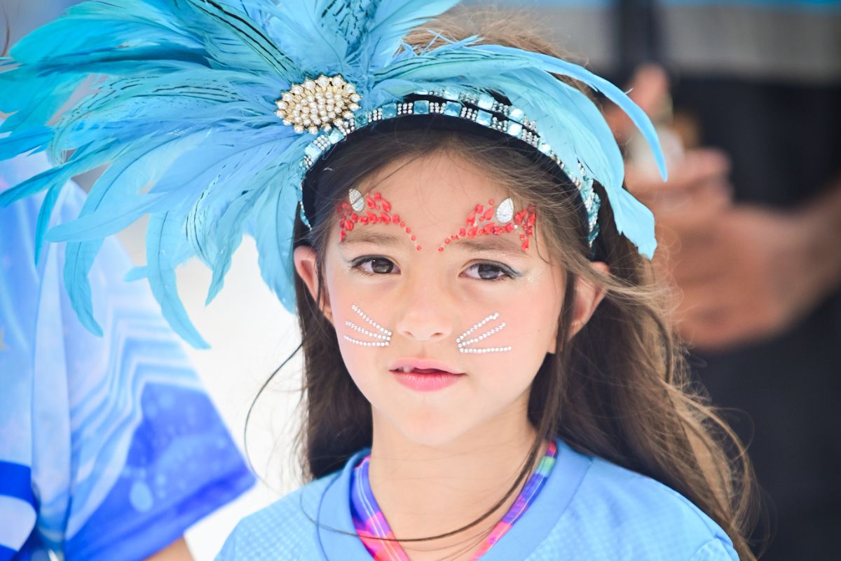 Sabrina Sato desfila com a filha Zoe na Sapucaí durante desfile mirim