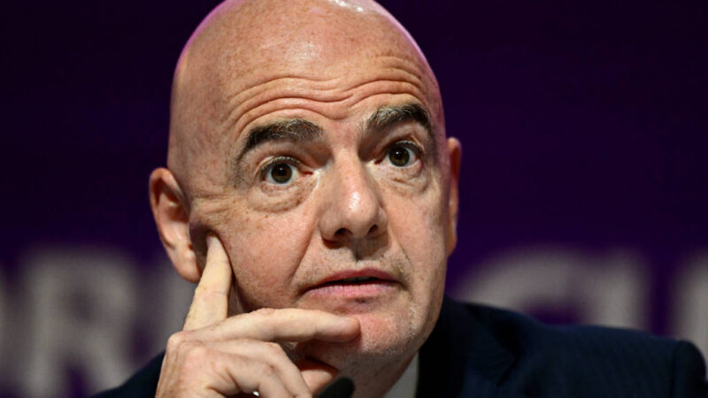 Infantino defende expulsão de jogadores que cobrem a boca durante conversas em campo