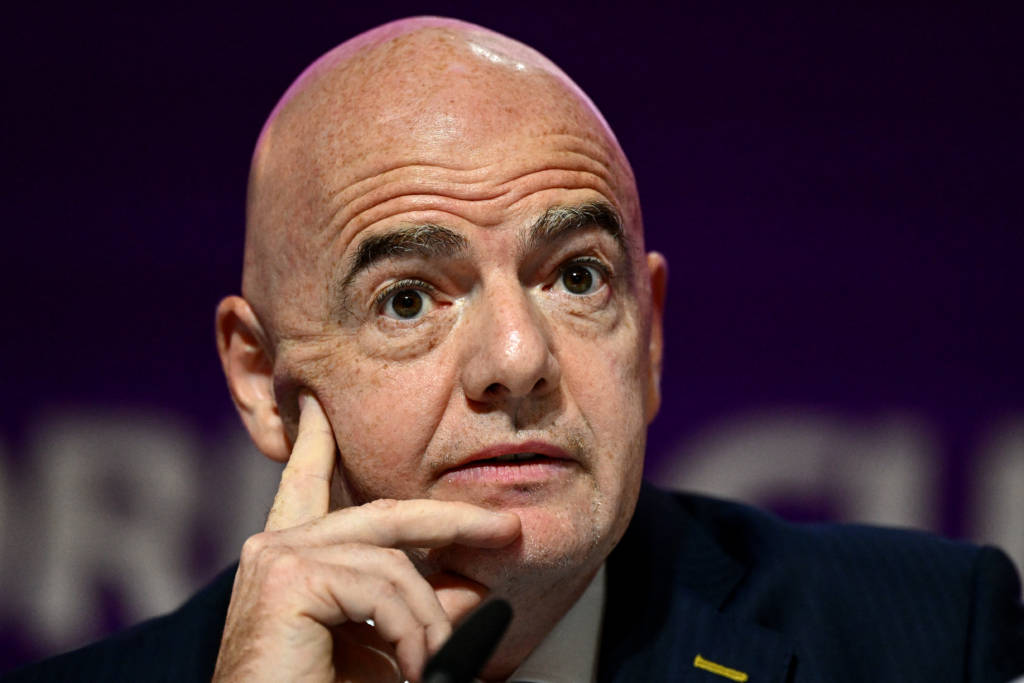 Infantino defende expulsão de jogadores que cobrem a boca durante conversas em campo