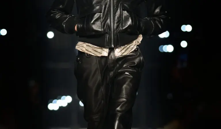 Isabel Marant: inverno 2026 aposta na noite e na “girl gang” em desfile de Paris
