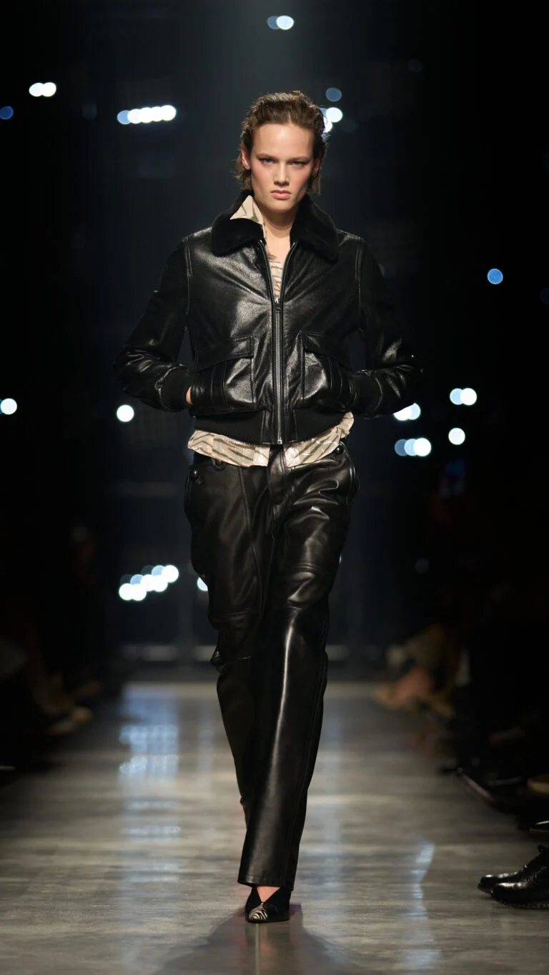 Isabel Marant: inverno 2026 aposta na noite e na “girl gang” em desfile de Paris