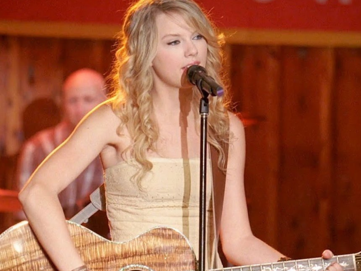 Miley Cyrus relembra papel de Taylor Swift em canção de Hannah Montana durante especial no Disney+