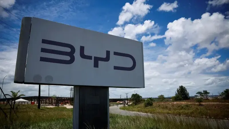 Lucro anual da BYD recua 19% e empresa registra queda no quadro de empregados pela primeira vez em quatro anos
