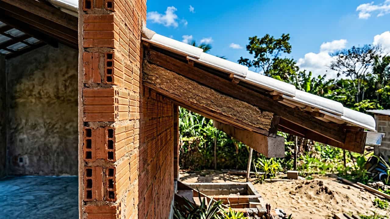 Casa se mantém fresca mesmo com termômetros acima de 40 °C usando técnicas passivas