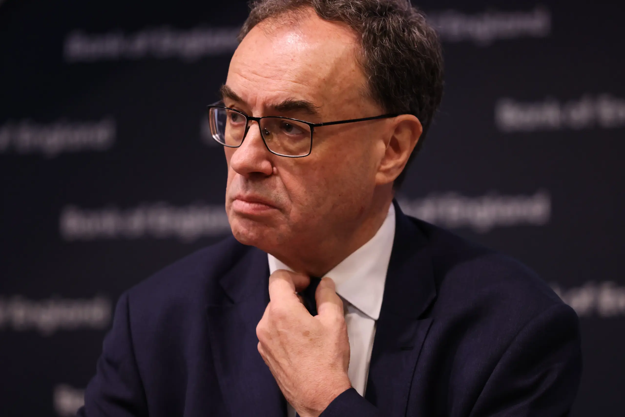 Bailey, do Banco da Inglaterra, afirma que mercado está se precipitando em apostas de altas nos juros