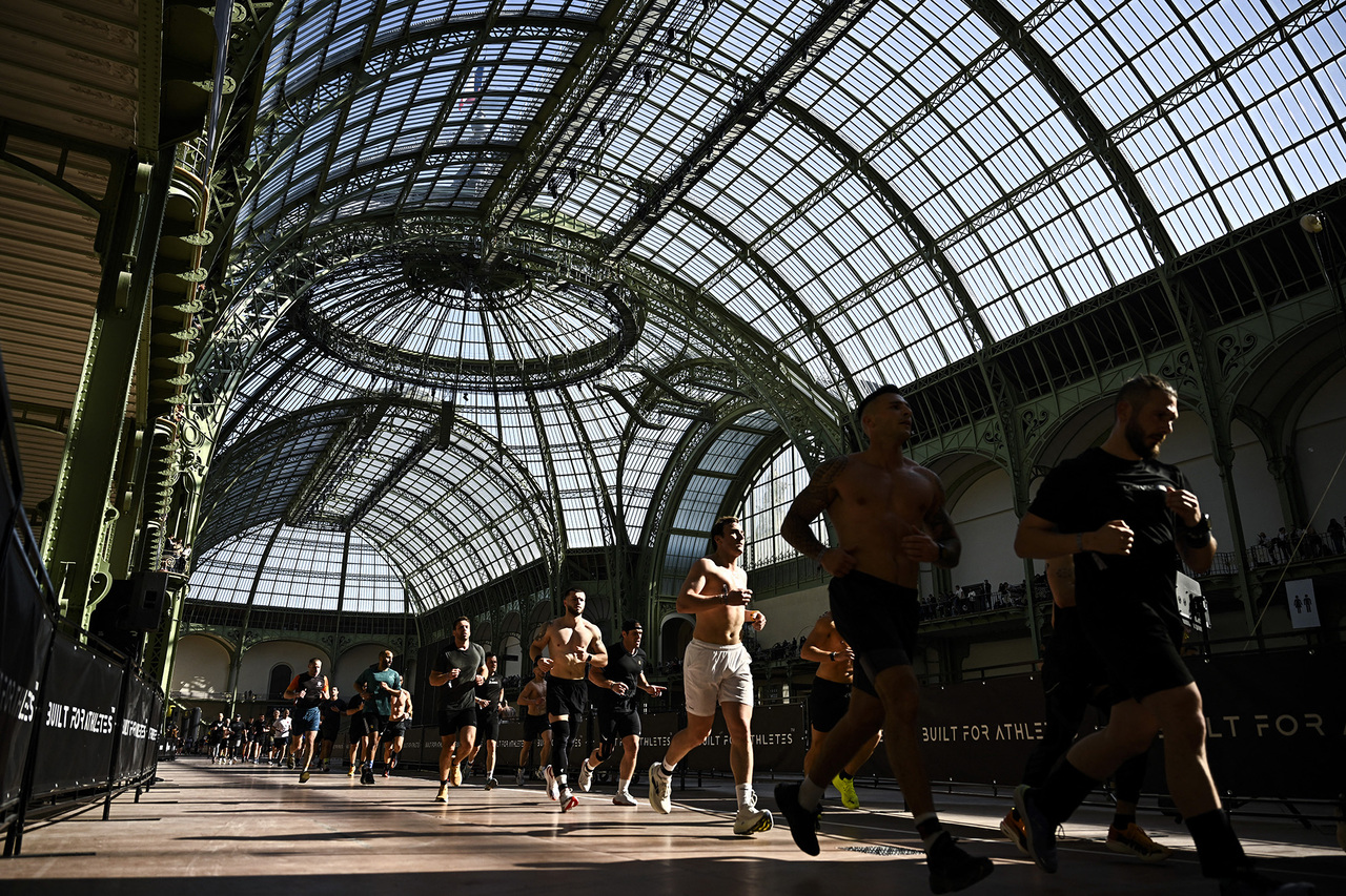 Hyrox: competição fitness cresce como evento-festival e atrai milhares em Las Vegas