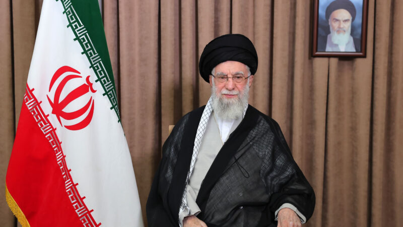 EUA e Israel realizam ataque aéreo em Teerã e matam o líder supremo do Irã, Ali Khamenei