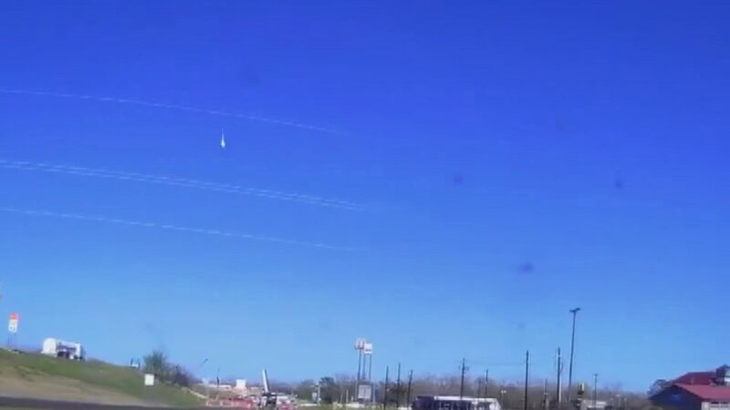 Possível meteorito atinge casa em Houston após clarão e estrondos no céu