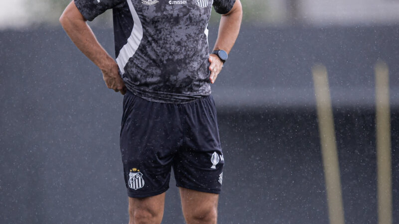 Santos tem treino registrado em fotos publicadas nesta segunda-feira