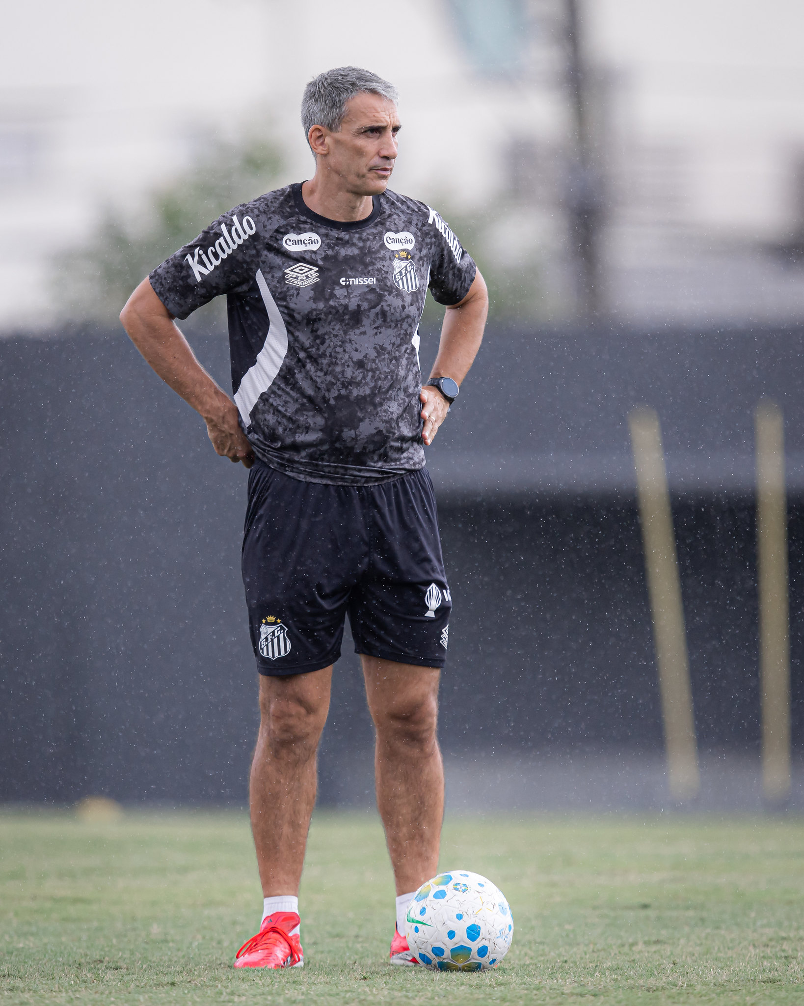 Santos tem treino registrado em fotos publicadas nesta segunda-feira