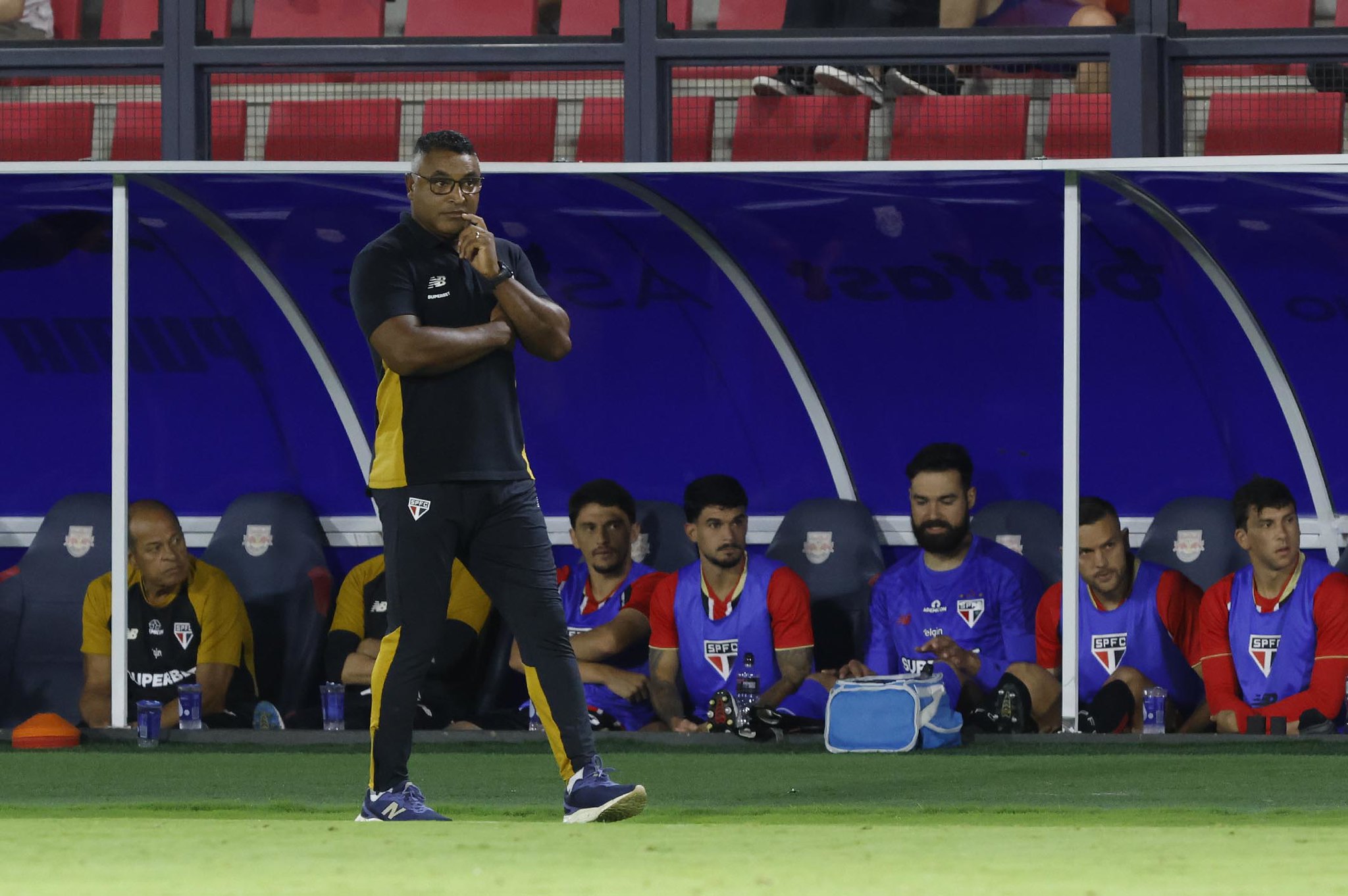Roger agradece torcida e evita exageros após São Paulo assumir liderança