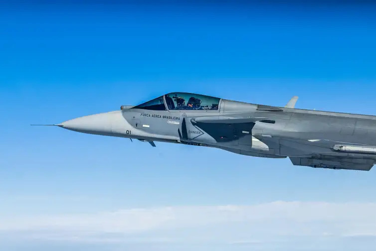 Brasil apresenta primeiro caça supersônico produzido no país e ingressa em grupo de nações com tecnologia militar avançada