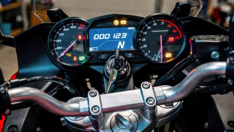 Moto parada na garagem perde carga em poucas semanas; veja por quê