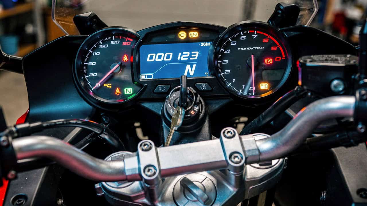 Moto parada na garagem perde carga em poucas semanas; veja por quê