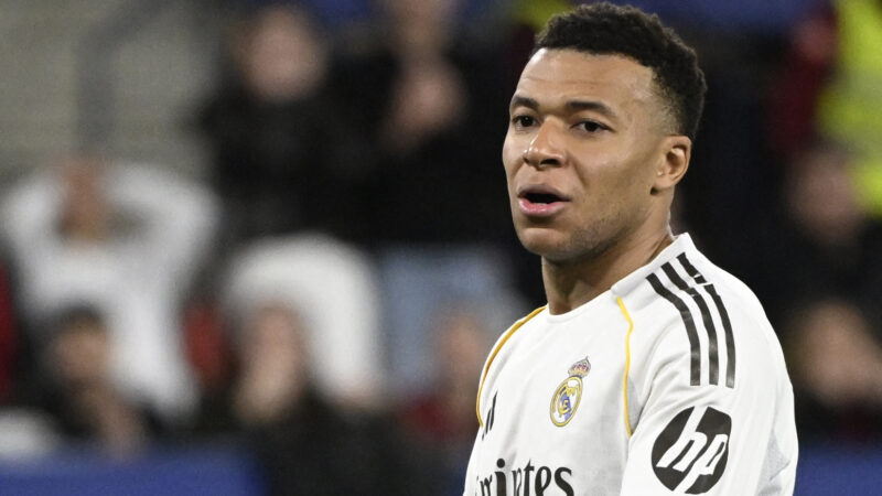 Real Madrid confirma entorse no joelho esquerdo de Mbappé
