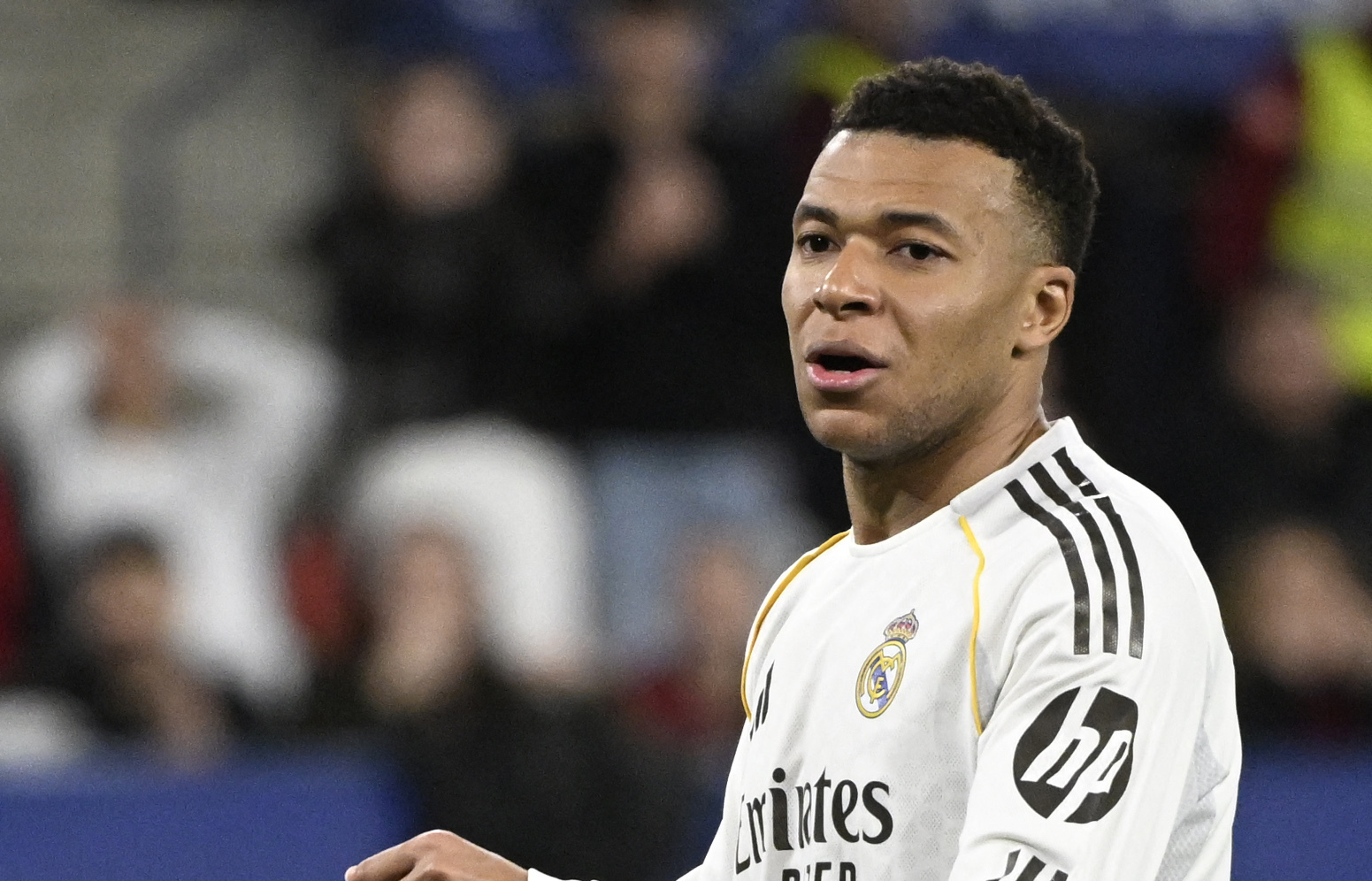 Real Madrid confirma entorse no joelho esquerdo de Mbappé
