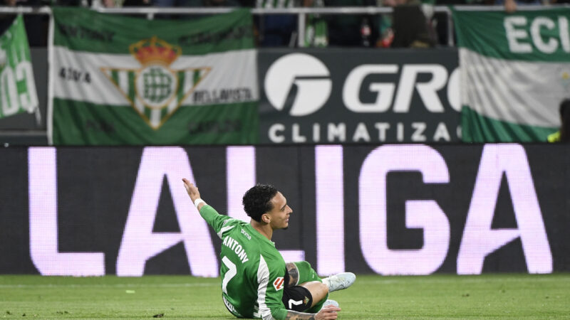 Antony se desentende com torcedores do Real Betis após empate com o Sevilla