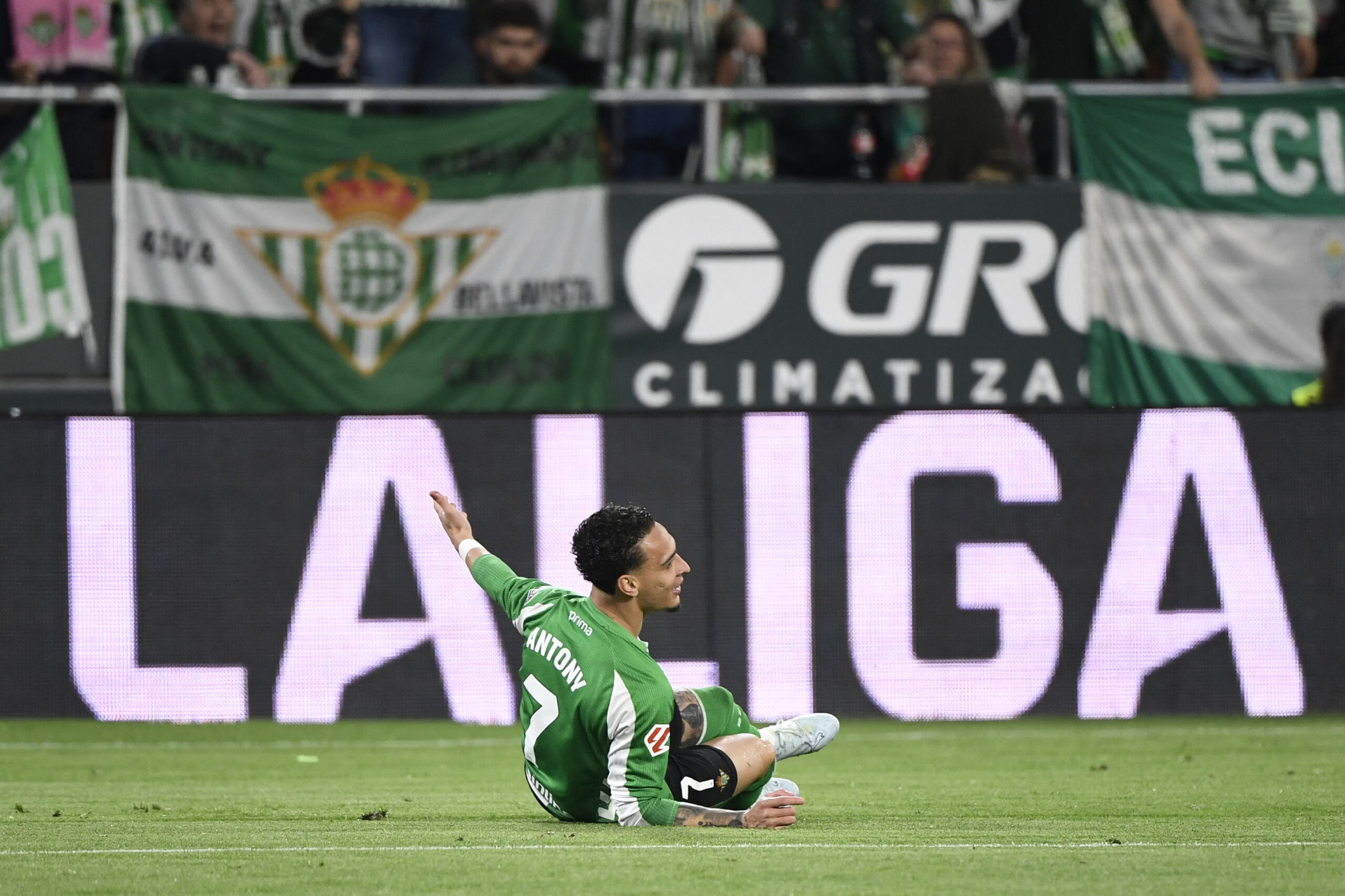 Antony se desentende com torcedores do Real Betis após empate com o Sevilla