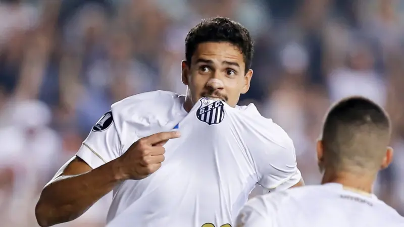 Lucas Veríssimo diz estar à disposição, mas não garante estreia pelo Santos contra o Internacional