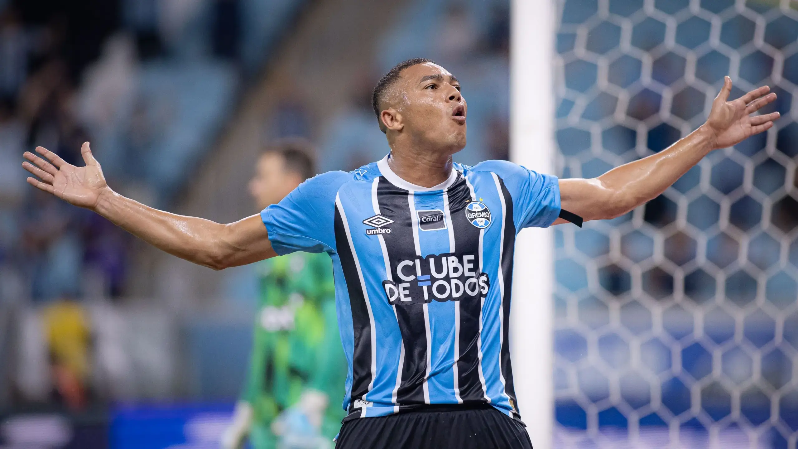 Grêmio realiza reunião presencial com representante de Carlos Vinícius e inicia negociações por renovação