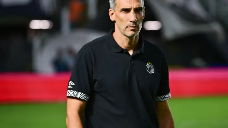 Vojvoda volta ao 4-3-3 e deve escalar o Santos com três atacantes contra o Internacional