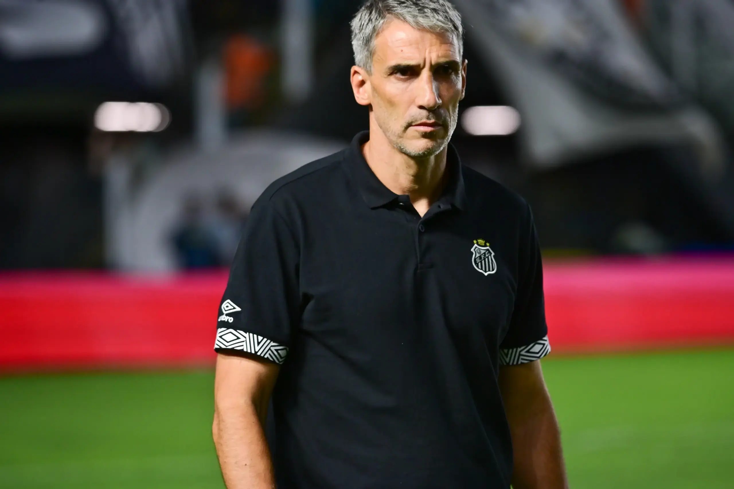 Vojvoda volta ao 4-3-3 e deve escalar o Santos com três atacantes contra o Internacional