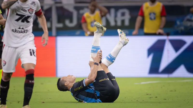 Abel Braga manifesta apoio a Marlon após fratura no tornozelo durante jogo