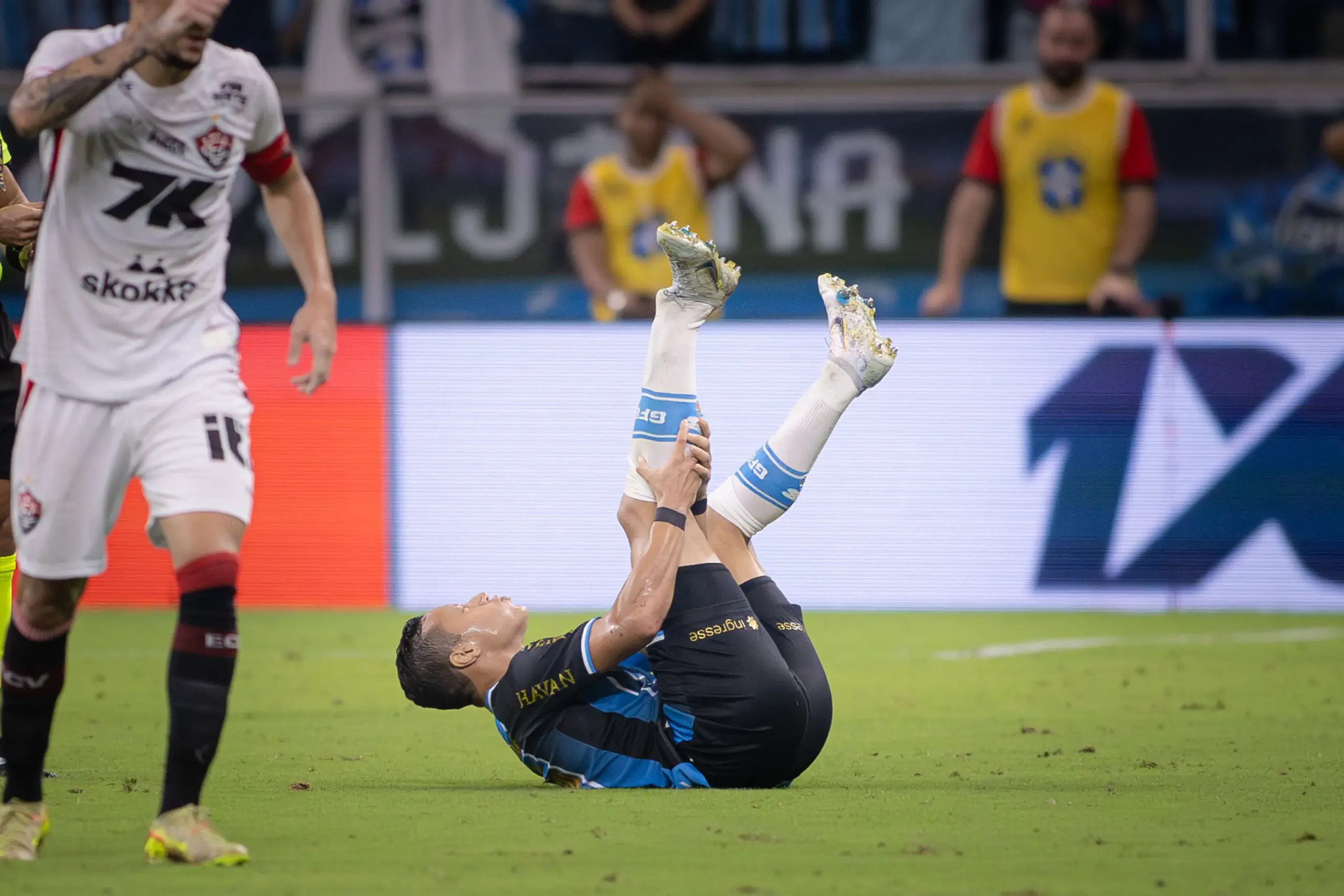 Abel Braga manifesta apoio a Marlon após fratura no tornozelo durante jogo