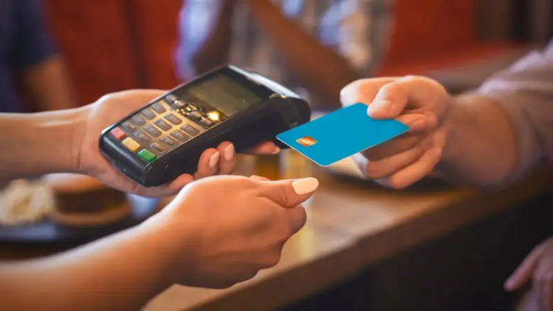 Brasil tem mais de um cartão de crédito por pessoa e mercado sinaliza caminho para saturação