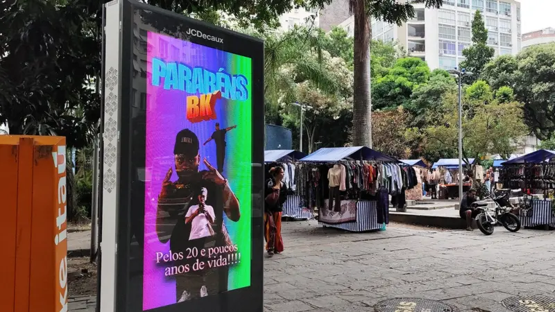 Rapper BK’ recebe homenagem em mobiliário urbano do Rio no dia do aniversário