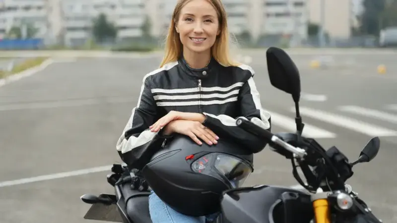 Mais mulheres nas ruas e estradas elevam contratação de seguros, especialmente para motos