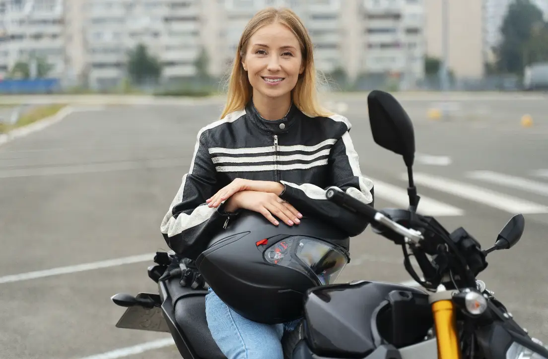 Mais mulheres nas ruas e estradas elevam contratação de seguros, especialmente para motos