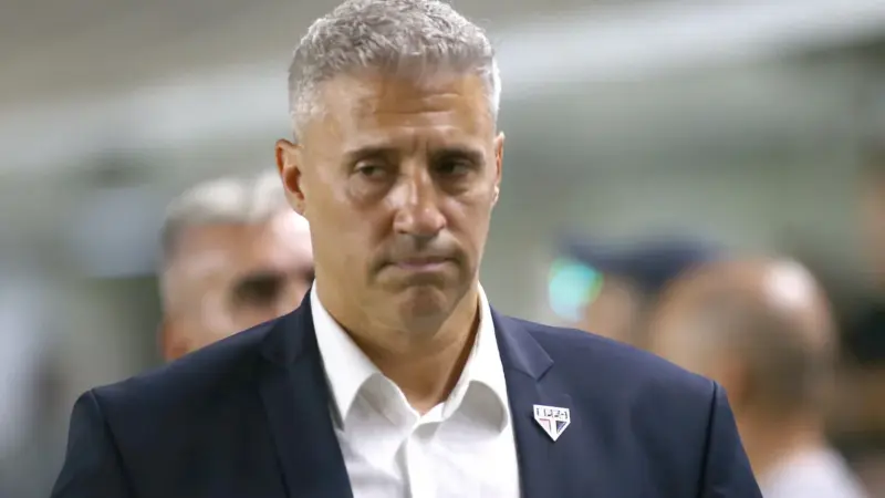 Torcida do Santos pede Hernán Crespo e pressiona por saída de Vojvoda após empate com Mirassol