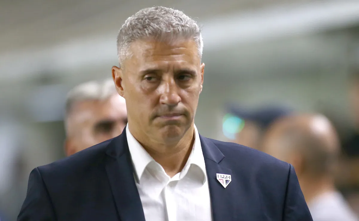 Torcida do Santos pede Hernán Crespo e pressiona por saída de Vojvoda após empate com Mirassol