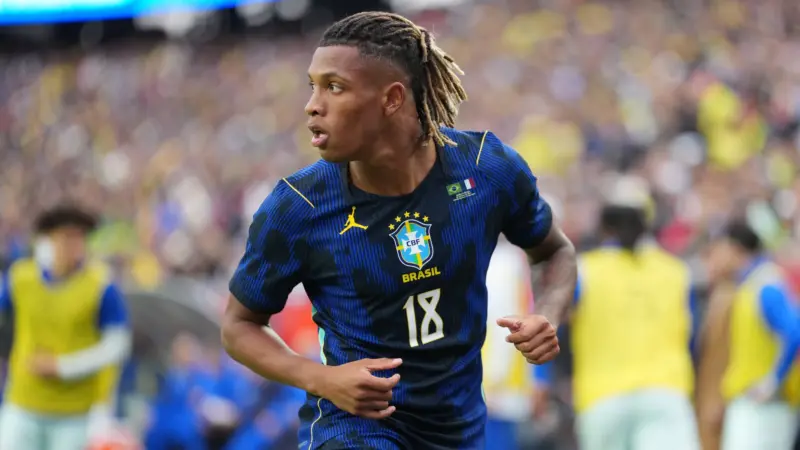 Danilo diz que Casemiro o orientou desde a primeira convocação